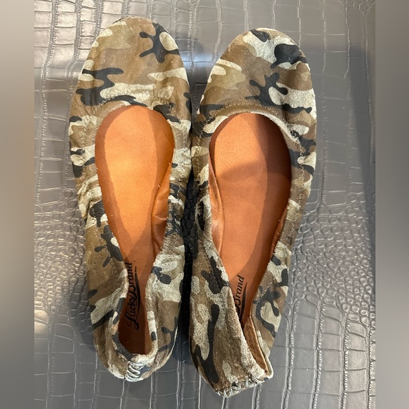 Lucky Brand Shoes - Lucky Brand cute camo flats size 8! Gently worn.